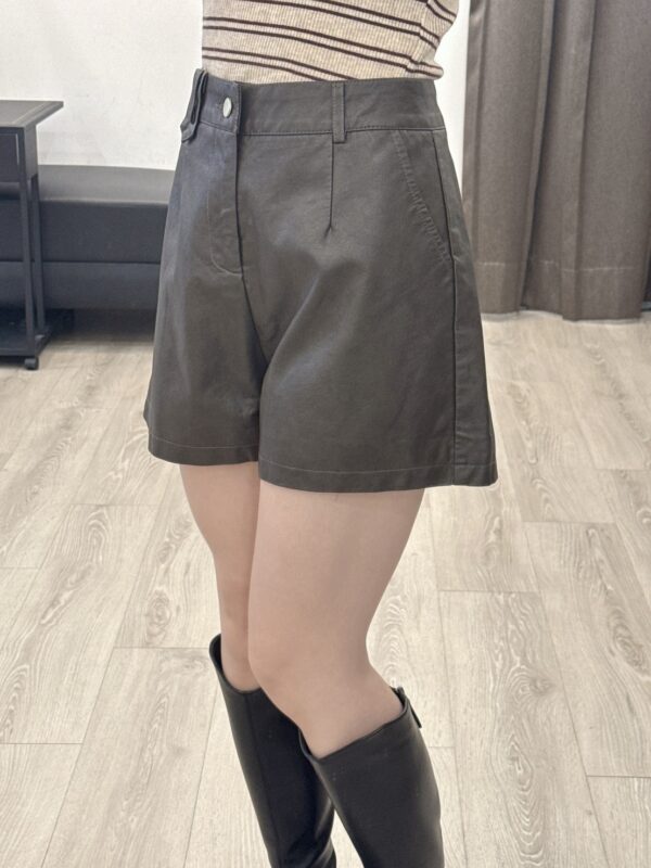 S563033 皮短褲