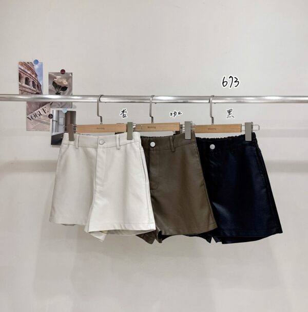 M104後鬆緊單釦皮短褲