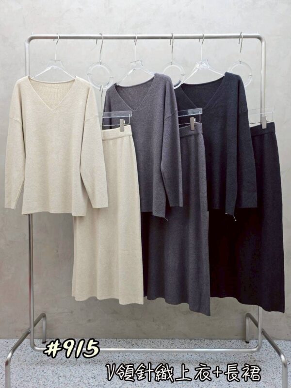 W111 V領針織上衣+長裙