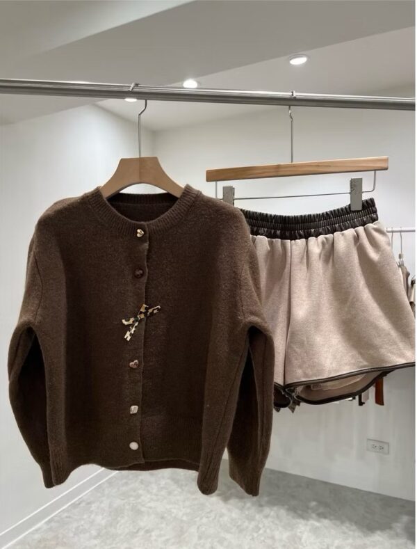 O119 造型扣針織衫