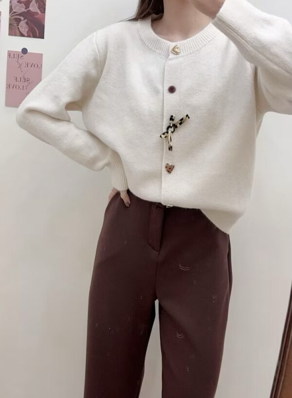 O119 造型扣針織衫