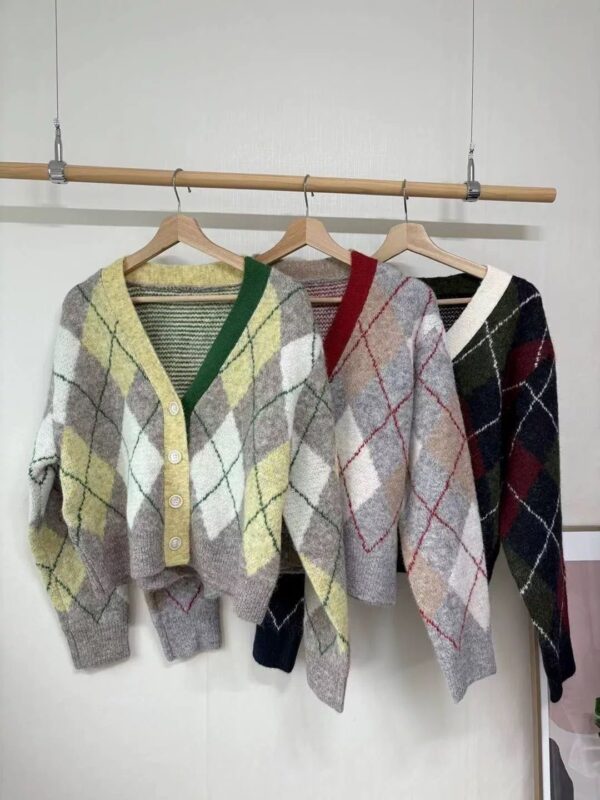 O109 菱格配色領針織衫