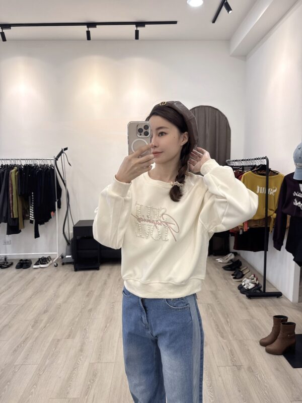 F581160 珍珠繡字上衣