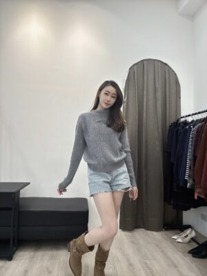 S__120168464 S521491 斜翻領坑條針織衣