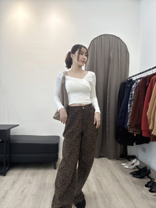 O120 斜肩短版上衣