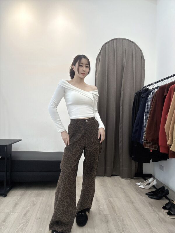 O120 斜肩短版上衣