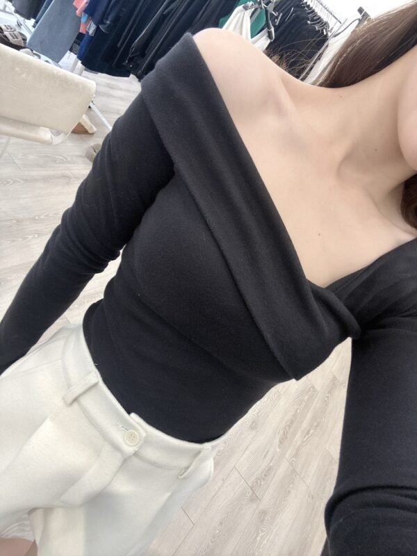 O120 斜肩短版上衣