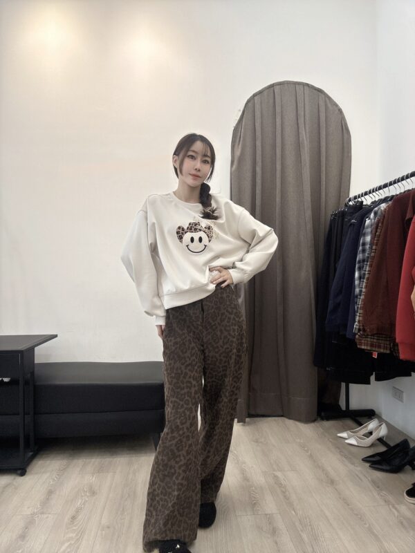 O101 豹紋帽笑臉大學T