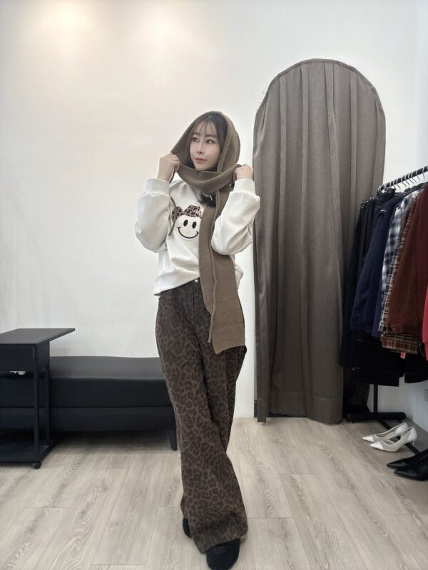 O101 豹紋帽笑臉大學T