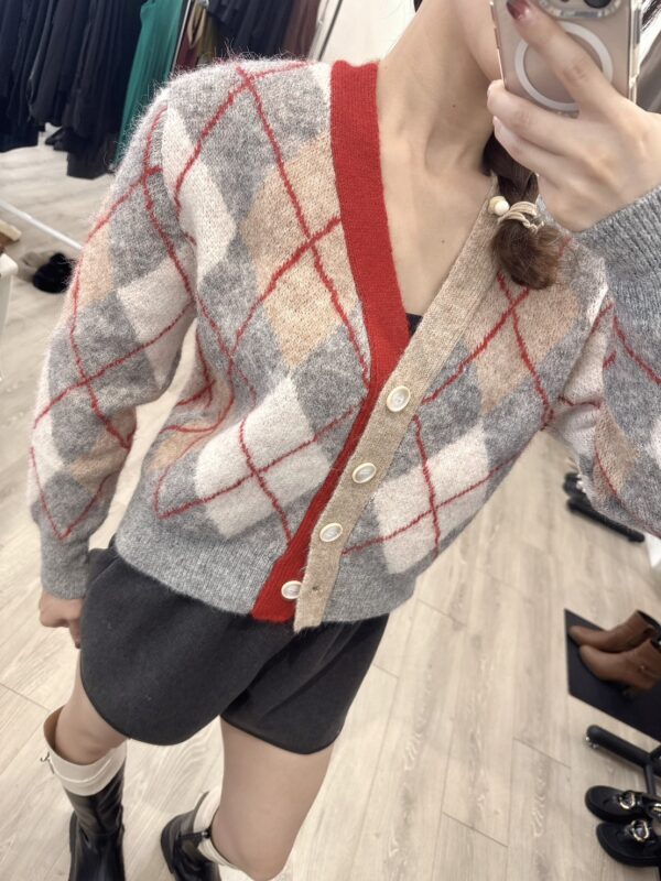 O109 菱格配色領針織衫