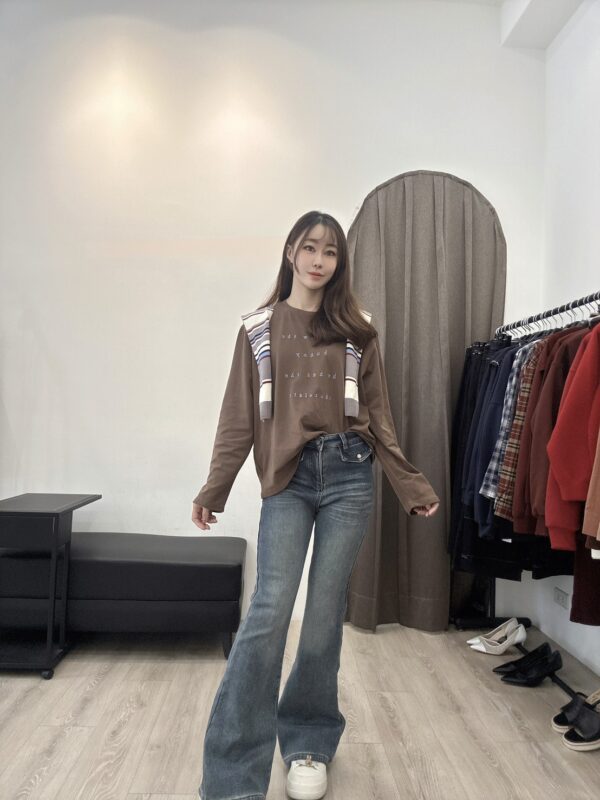 F501068 條紋披肩刺繡字母上衣