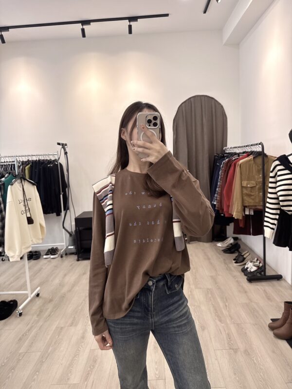 F501068 條紋披肩刺繡字母上衣