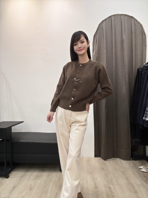 O119 造型扣針織衫