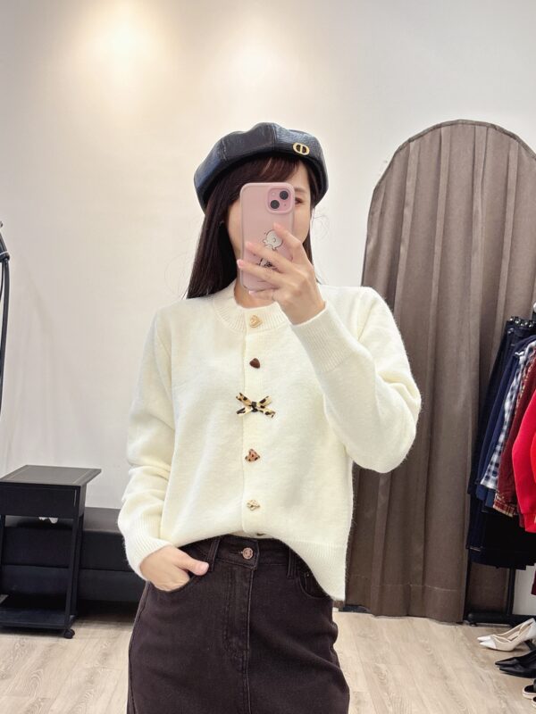 O119 造型扣針織衫