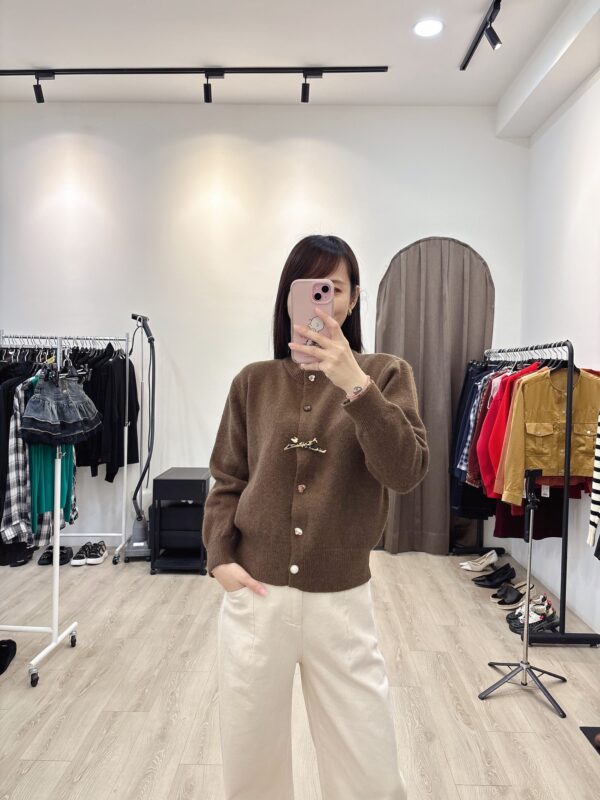 O119 造型扣針織衫