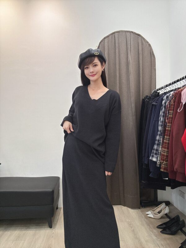 W111 V領針織上衣+長裙