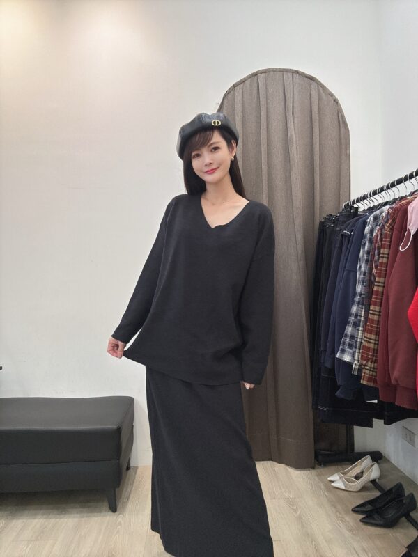 W111 V領針織上衣+長裙