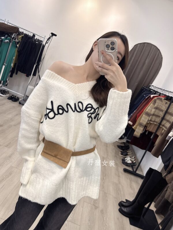 M121 刺繡寬鬆V領粗針織衣