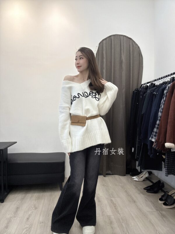 M121 刺繡寬鬆V領粗針織衣