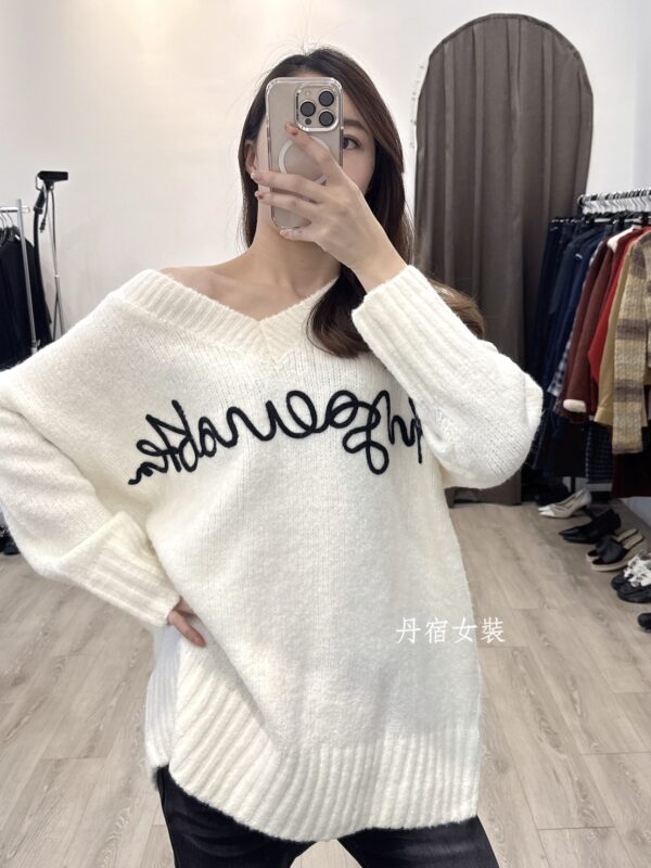 M121 刺繡寬鬆V領粗針織衣