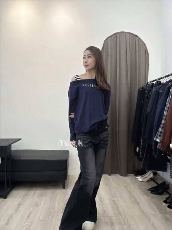 S521027 拼條紋肩帶字母衣