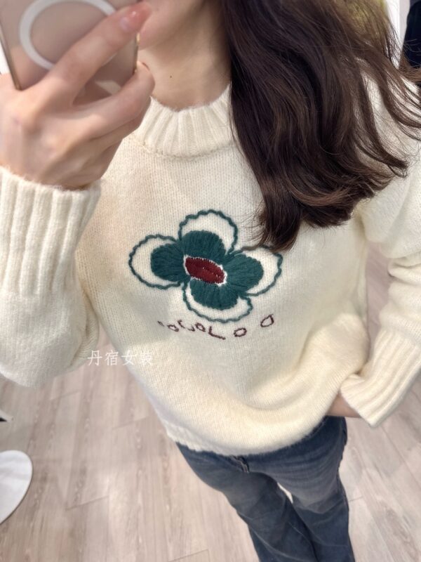 F581168 花朵刺繡毛衣