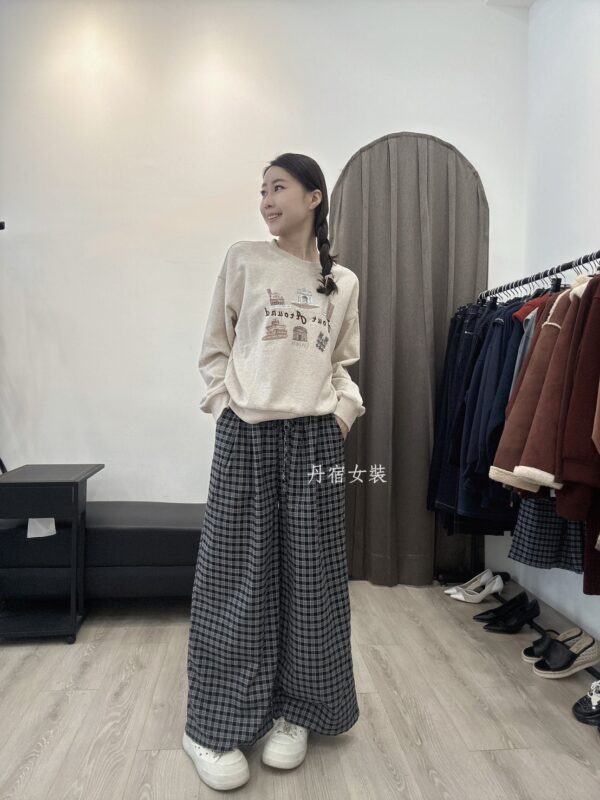 F581089 字母圖案上衣