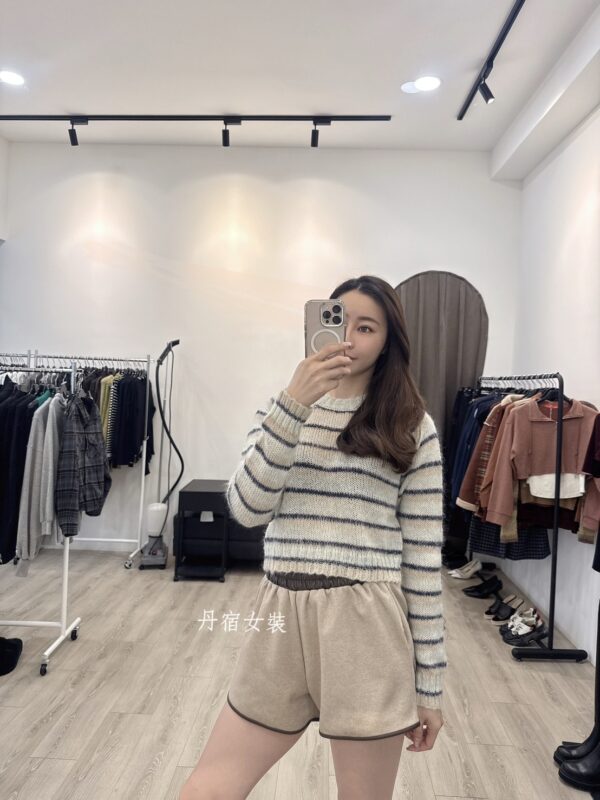 F581069 條紋針織上衣