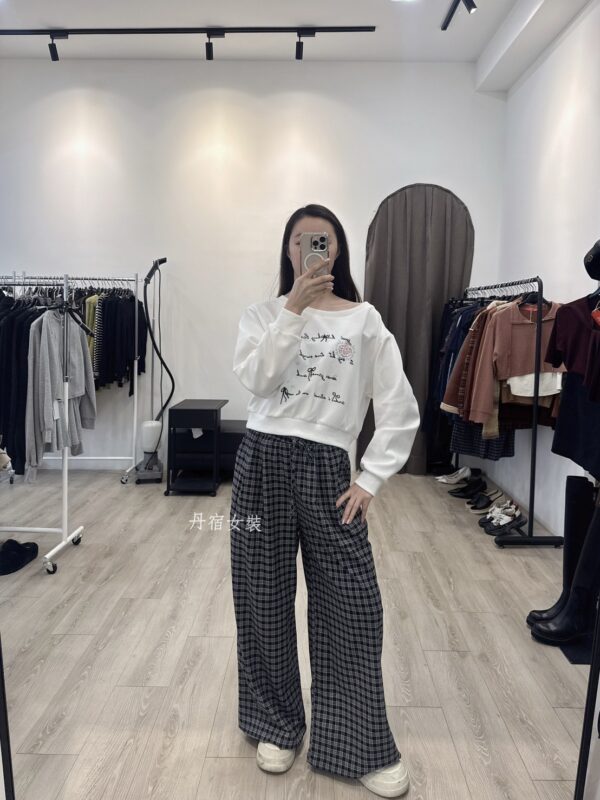 F501005 繡字母短版上衣