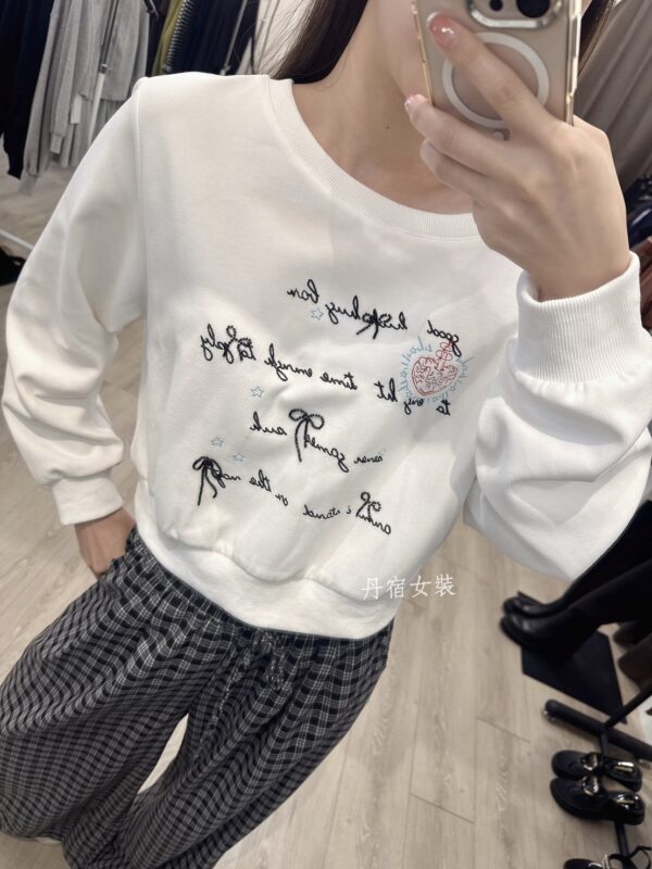 F501005 繡字母短版上衣