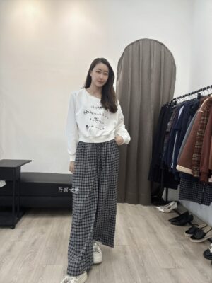 F501005 繡字母短版上衣