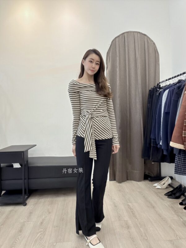 F501061 條紋側綁帶一字領上衣