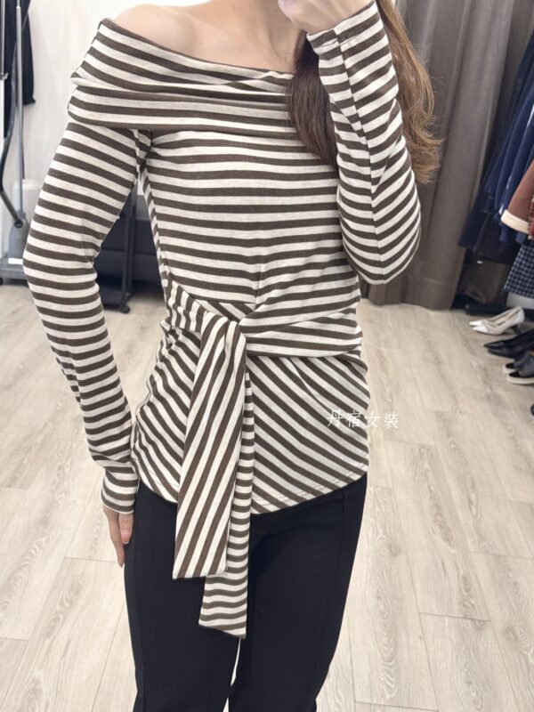 F501061 條紋側綁帶一字領上衣