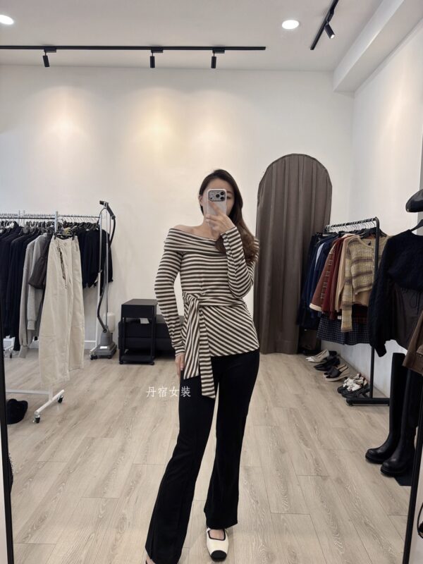 F501061 條紋側綁帶一字領上衣