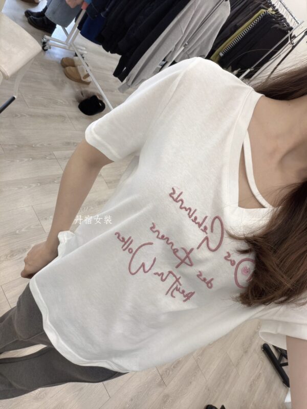 S651593 雙側抓皺V領飾條上衣